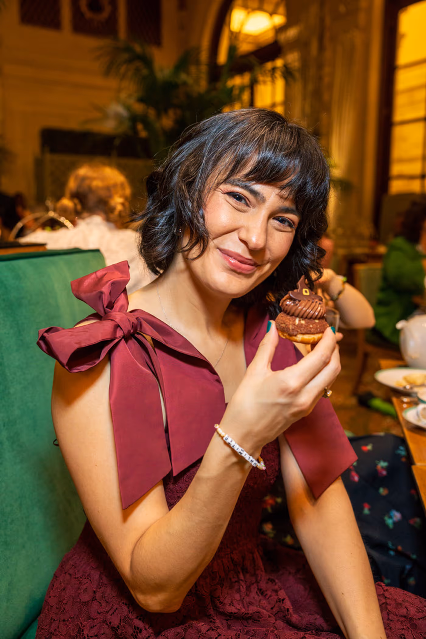 Photos: WICKED Stars Alyssa Fox and McKenzie Kurtz Enjoy the Plaza Hotel's WICKED-Themed Tea  Image
