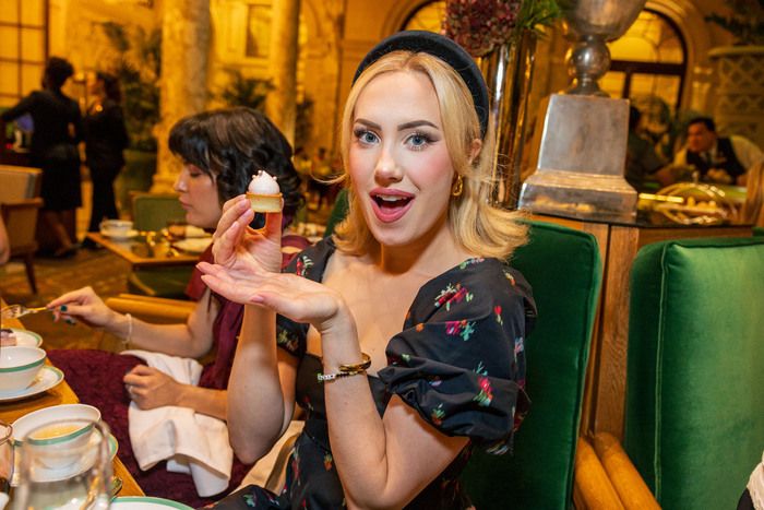 Photos: WICKED Stars Alyssa Fox and McKenzie Kurtz Enjoy the Plaza Hotel's WICKED-Themed Tea — photo 11 of 15