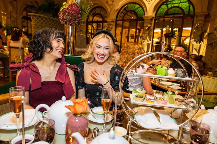 Photos: WICKED Stars Alyssa Fox and McKenzie Kurtz Enjoy the Plaza Hotel's WICKED-Themed Tea — photo 8 of 15