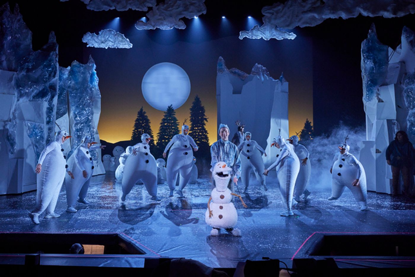 Photos: Get a First Look at Non-Replica FROZEN at Norway's Det Norske Teatret  Image