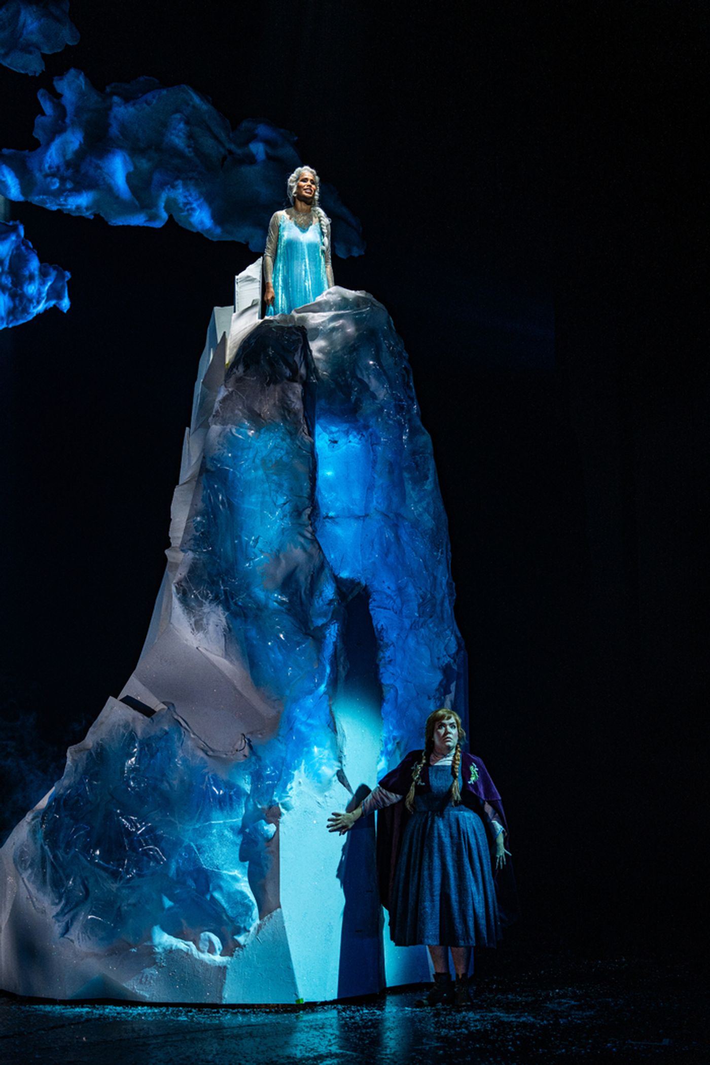 Photos: Get a First Look at Non-Replica FROZEN at Norway's Det Norske Teatret  Image