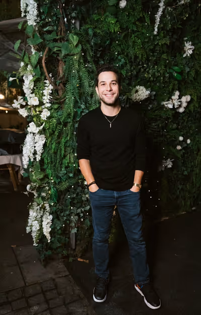 Skylar Astin  Photo
