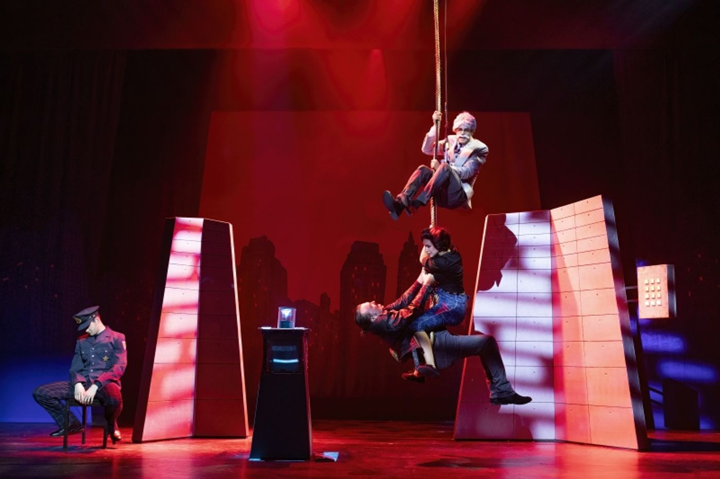 Review: DE KOMEDIE OVER EEN BANK OVERVAL at De Goudse Schouwburg! Review: DE KOMEDIE OVER EEN BANK OVERVAL at De Goudse Schouwburg! Image