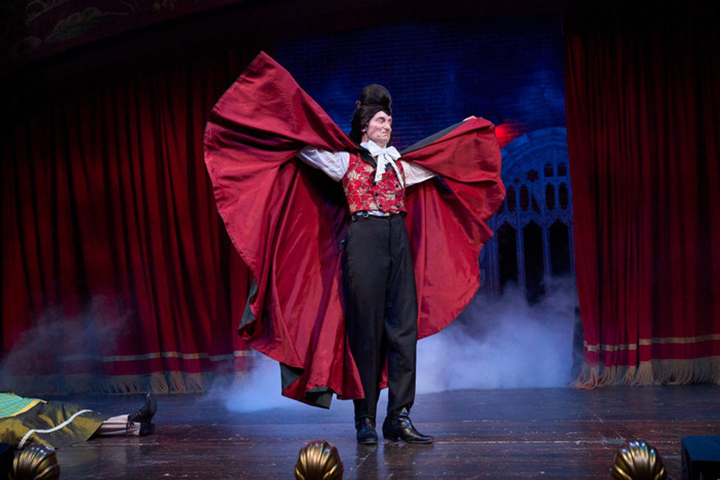 Photos: First Look at Great Lakes Theatre's DRACULA: THE BLOODY TRUTH  Image