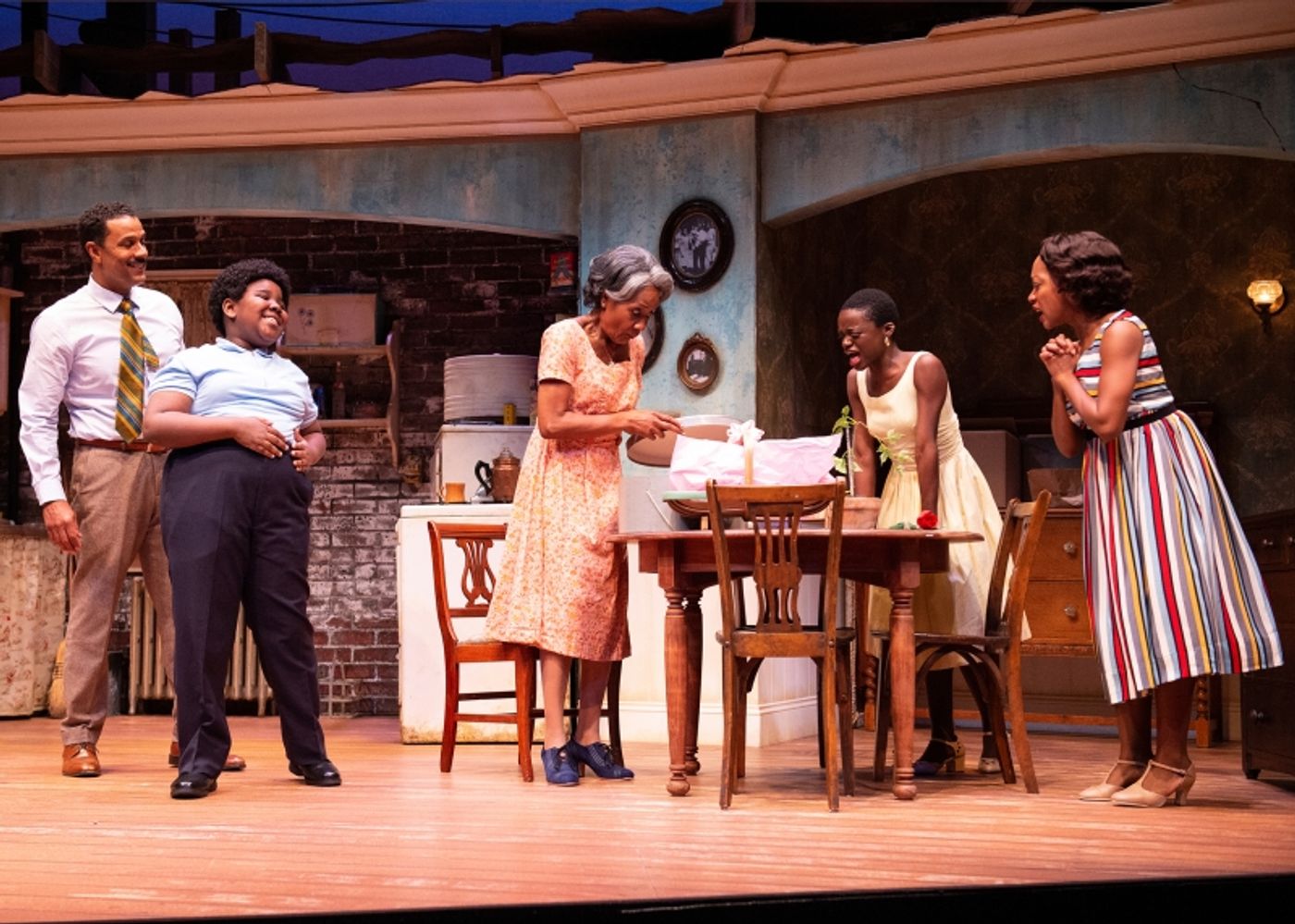 Review: Superb A RAISIN IN THE SUN Moves In at South Coast Repertory  Image