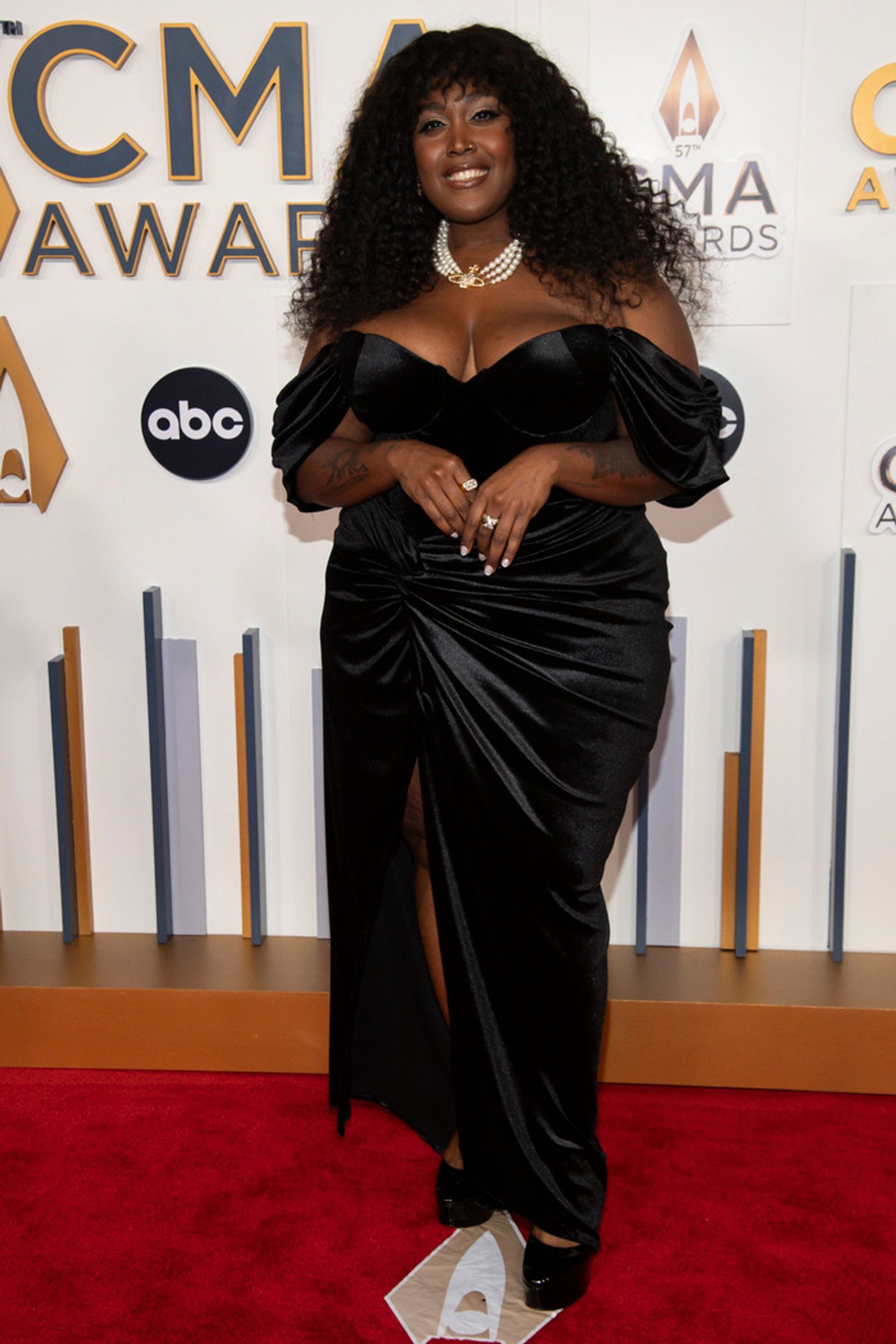 Photos: Cynthia Erivo, Kevin Cahoon & More Hit the CMAs Red Carpet  Image