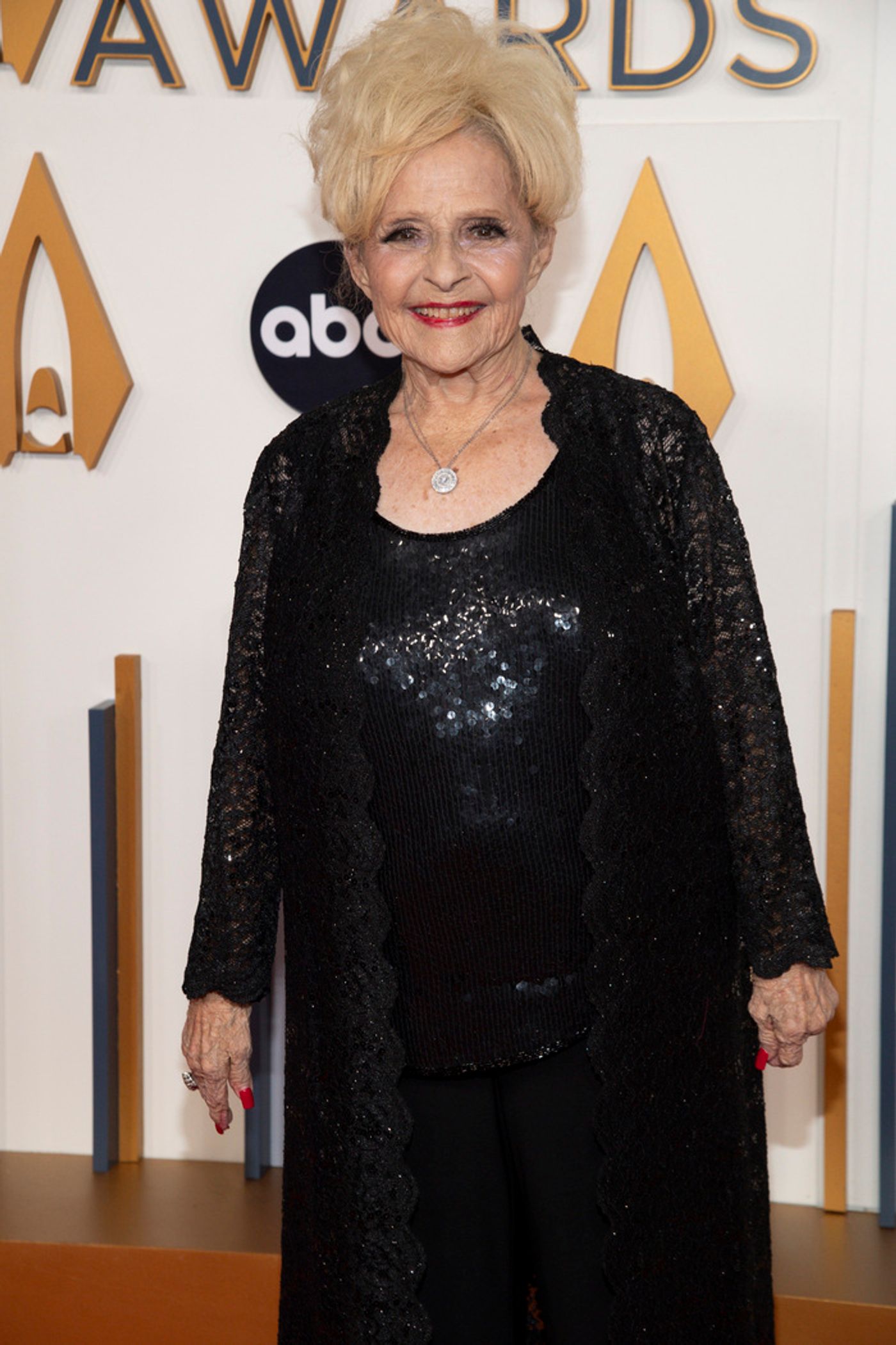 Photos: Cynthia Erivo, Kevin Cahoon & More Hit the CMAs Red Carpet  Image