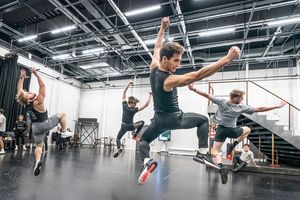 Jacob Fisher (Ensemble and Cover Magaldi), Toby Seddon (Ensemble), Samuel Routley (En Photo