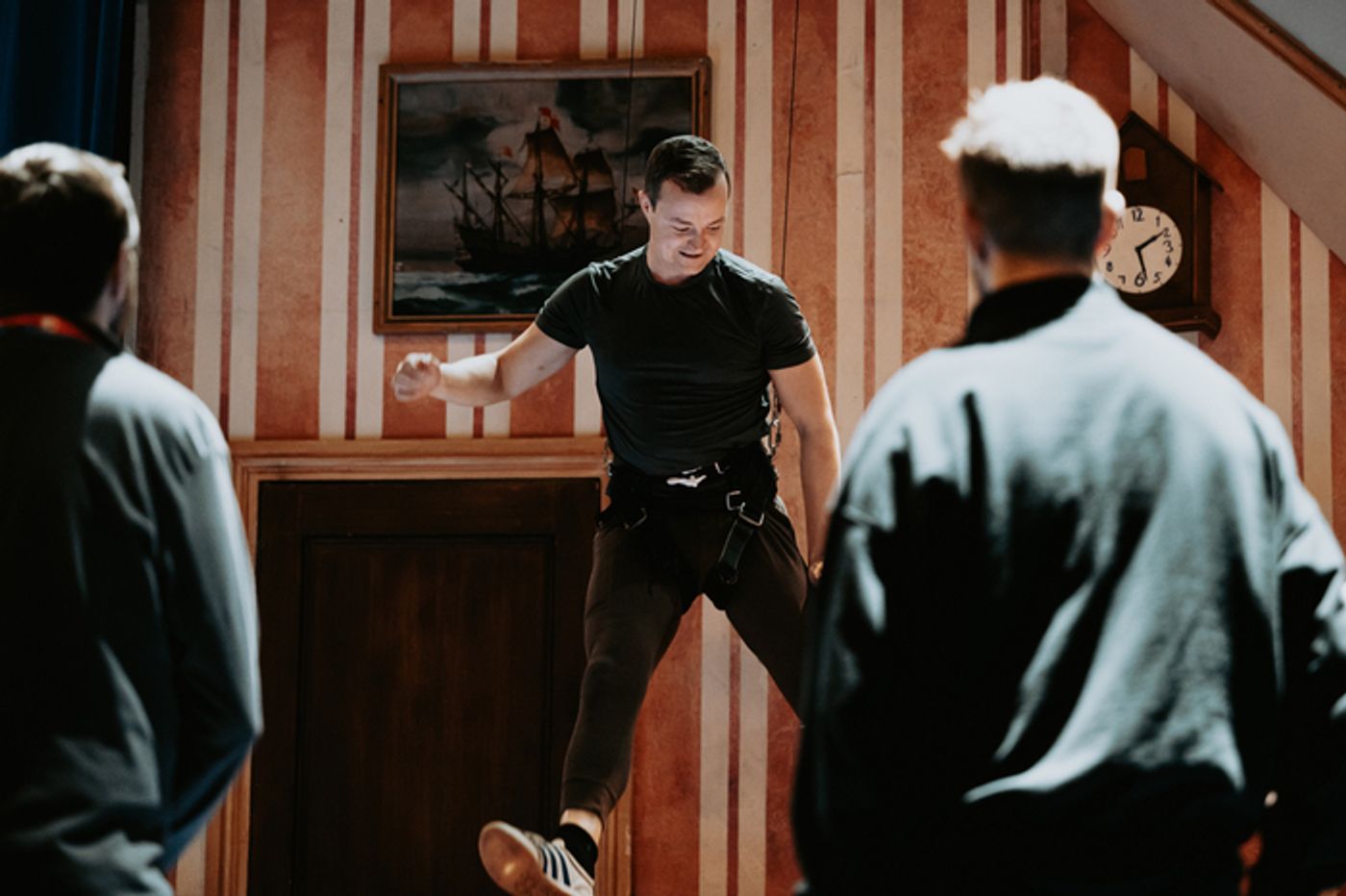 Photos: Inside Flying Rehearsal For PETER PAN GOES WRONG in the West End  Image