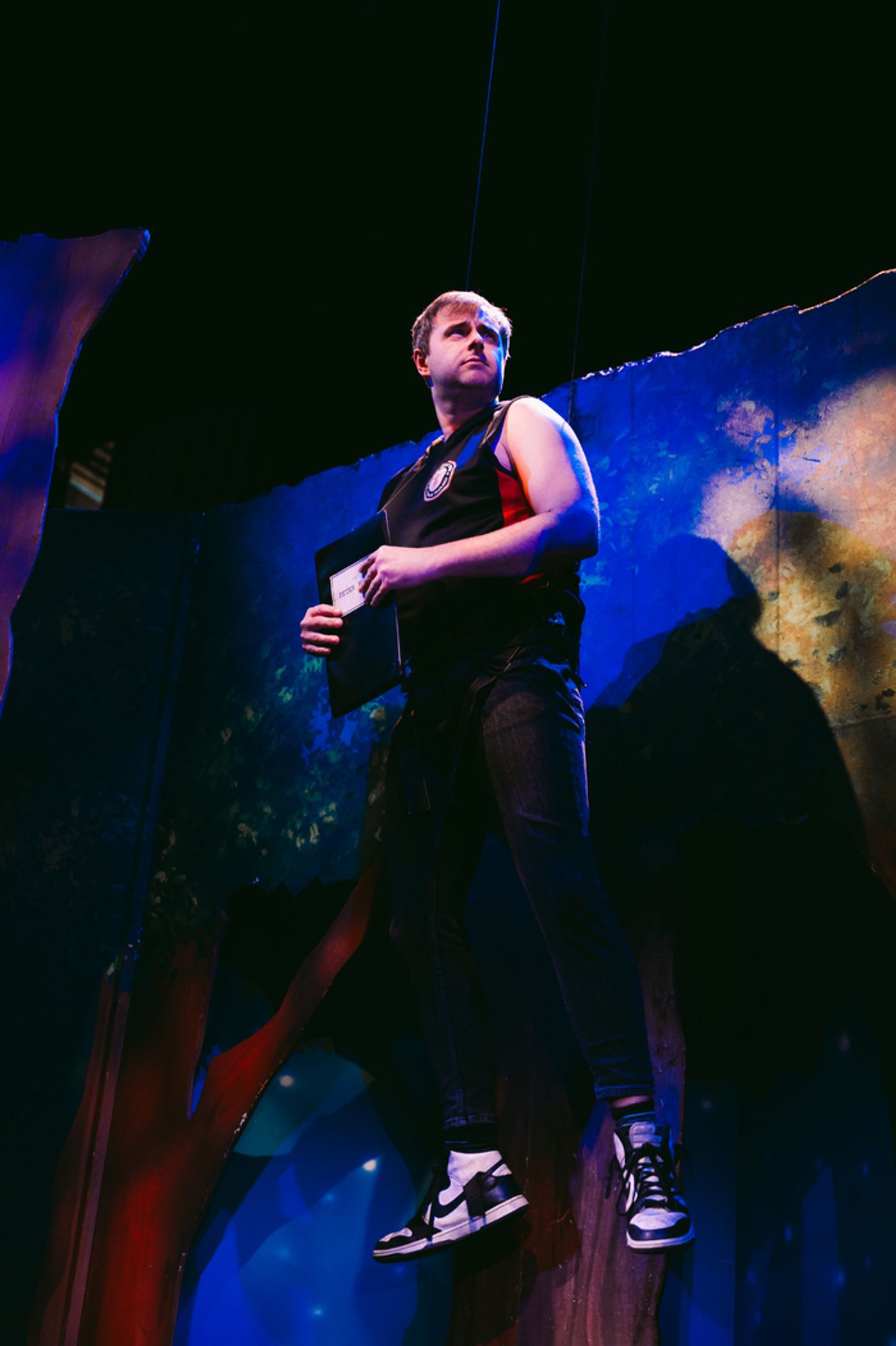 Photos: Inside Flying Rehearsal For PETER PAN GOES WRONG in the West End  Image