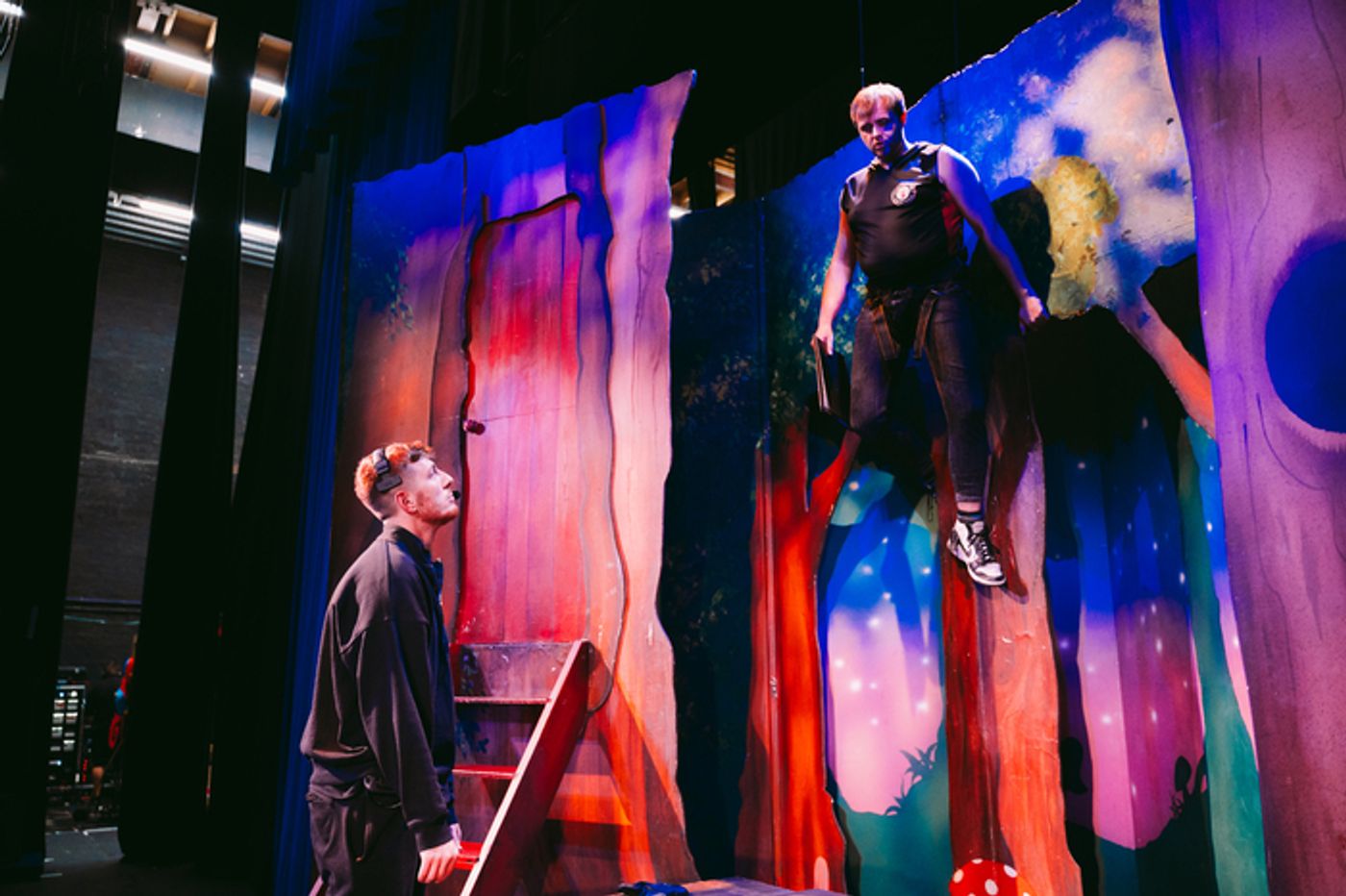 Photos: Inside Flying Rehearsal For PETER PAN GOES WRONG in the West End  Image