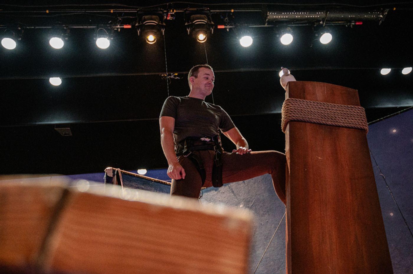 Photos: Inside Flying Rehearsal For PETER PAN GOES WRONG in the West End  Image