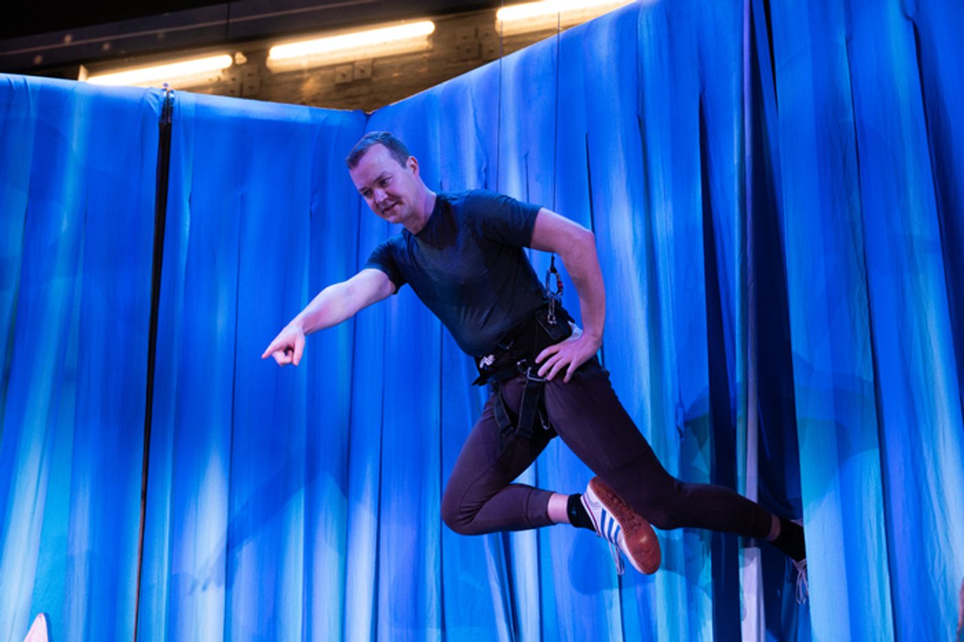 Photos: Inside Flying Rehearsal For PETER PAN GOES WRONG in the West End  Image