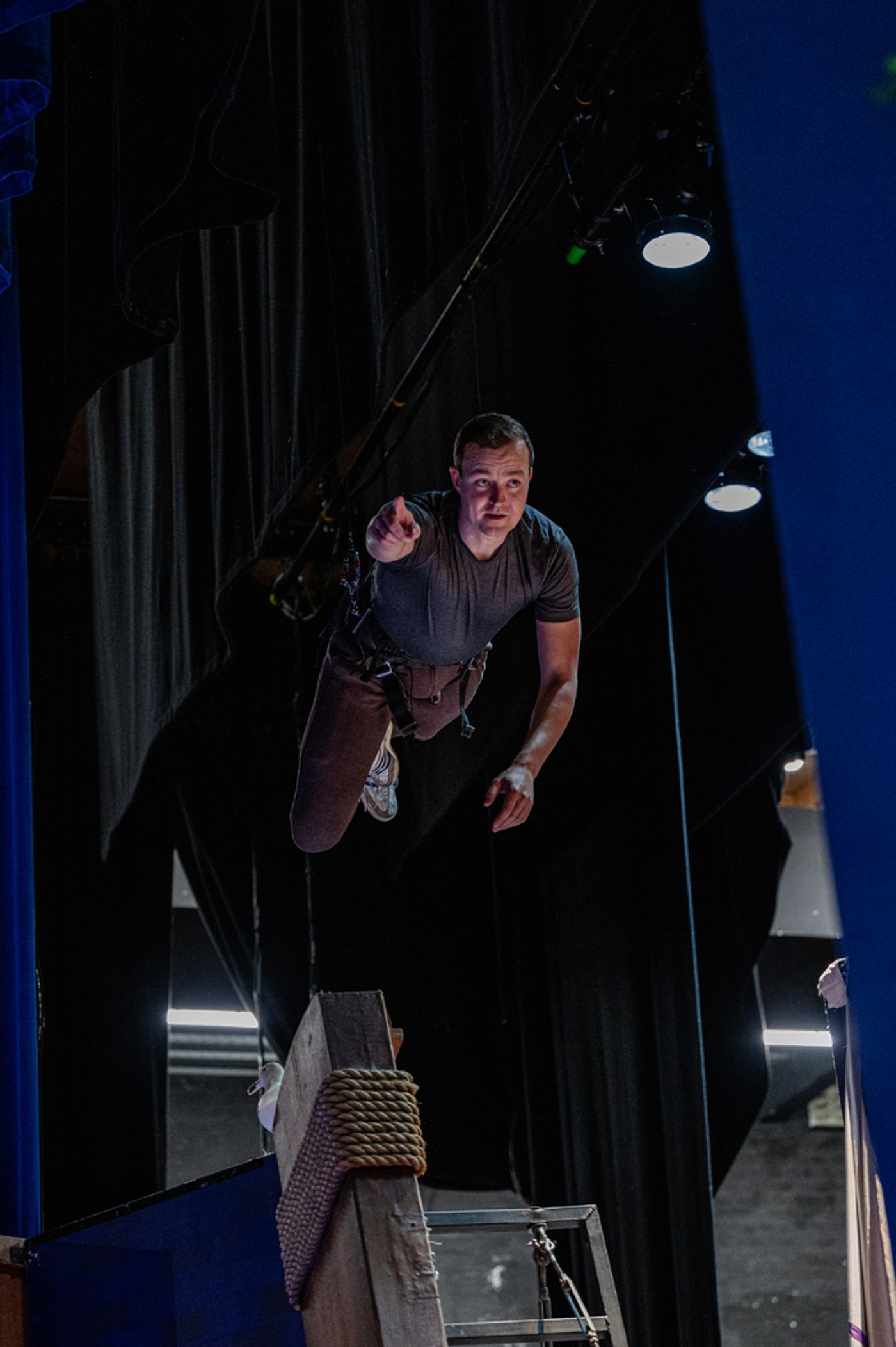 Photos: Inside Flying Rehearsal For PETER PAN GOES WRONG in the West End  Image