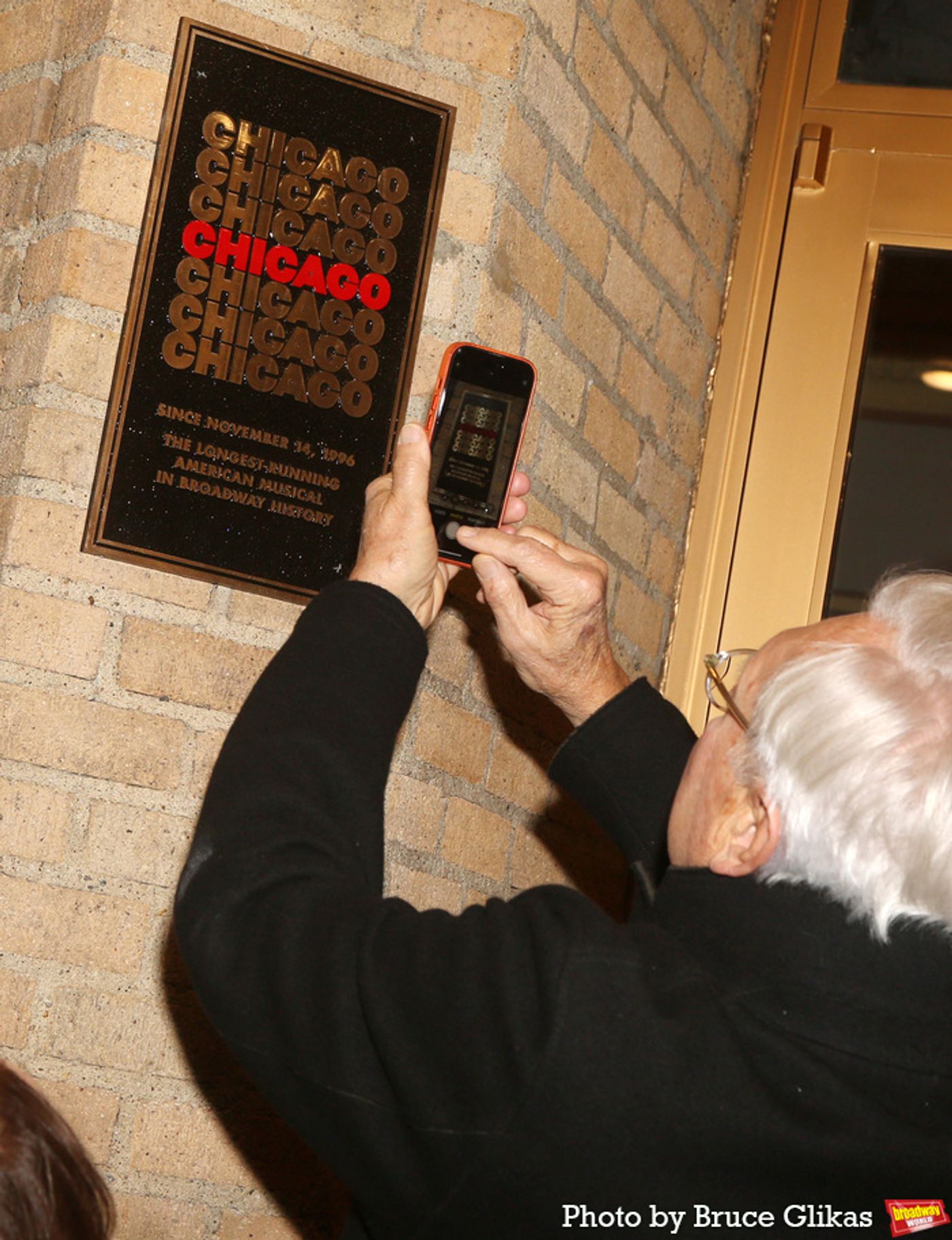 Photos: CHICAGO Receives Plaque at the Ambassadors Theatre For 27th Anniversary  Image