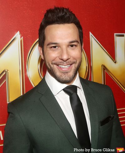 Skylar Astin Photo