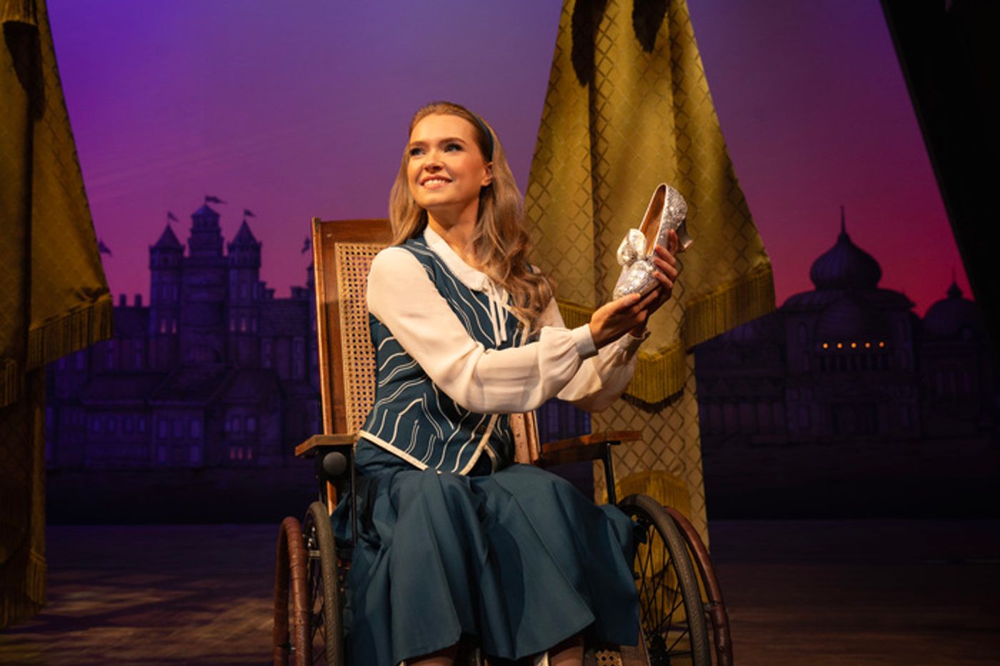 Photos: First Look at the New UK Tour Cast of WICKED  Image