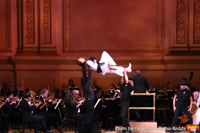 Photos: Kelli O'Hara and Sutton Foster Share the Stage with The New York Pops at Carnegie Hall  Image