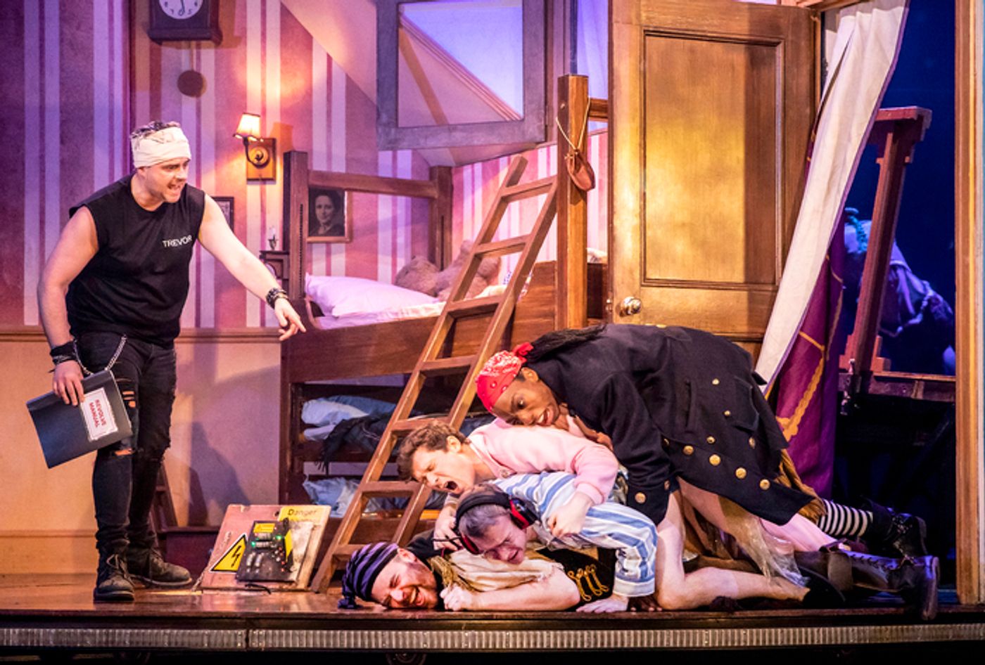 Photos: First Look at Mischief's PETER PAN GOES WRONG at the Lyric Theatre  Image