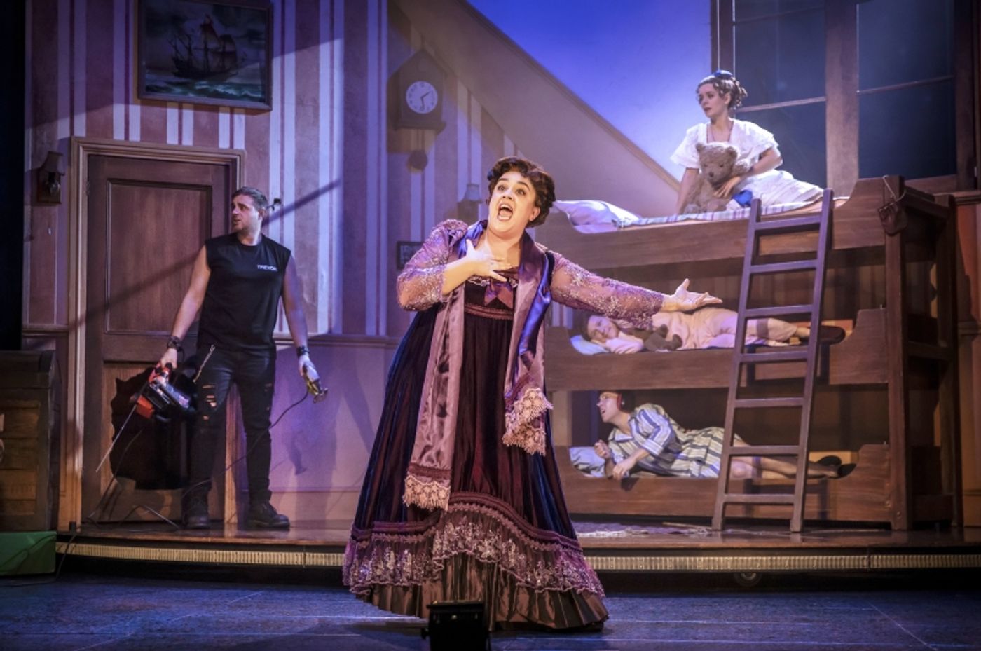 Review: PETER PAN GOES WRONG, Lyric Theatre  Image