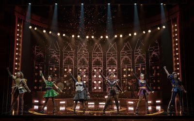 Khaila Wilcoxon (Catherine of Aragon), Storm Lever (Anne Boleyn), Jasmine Forsberg
(J Photo