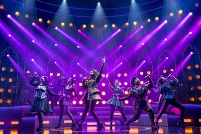 Jasmine Forsberg (Jane Seymour), Didi Romero (Katherine Howard), Khaila Wilcoxon
(Cat Photo