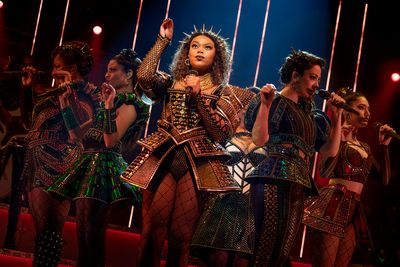 Khaila Wilcoxon (Catherine of Aragon, center) with (l-r) Olivia Donalson (Anna of Cle Photo