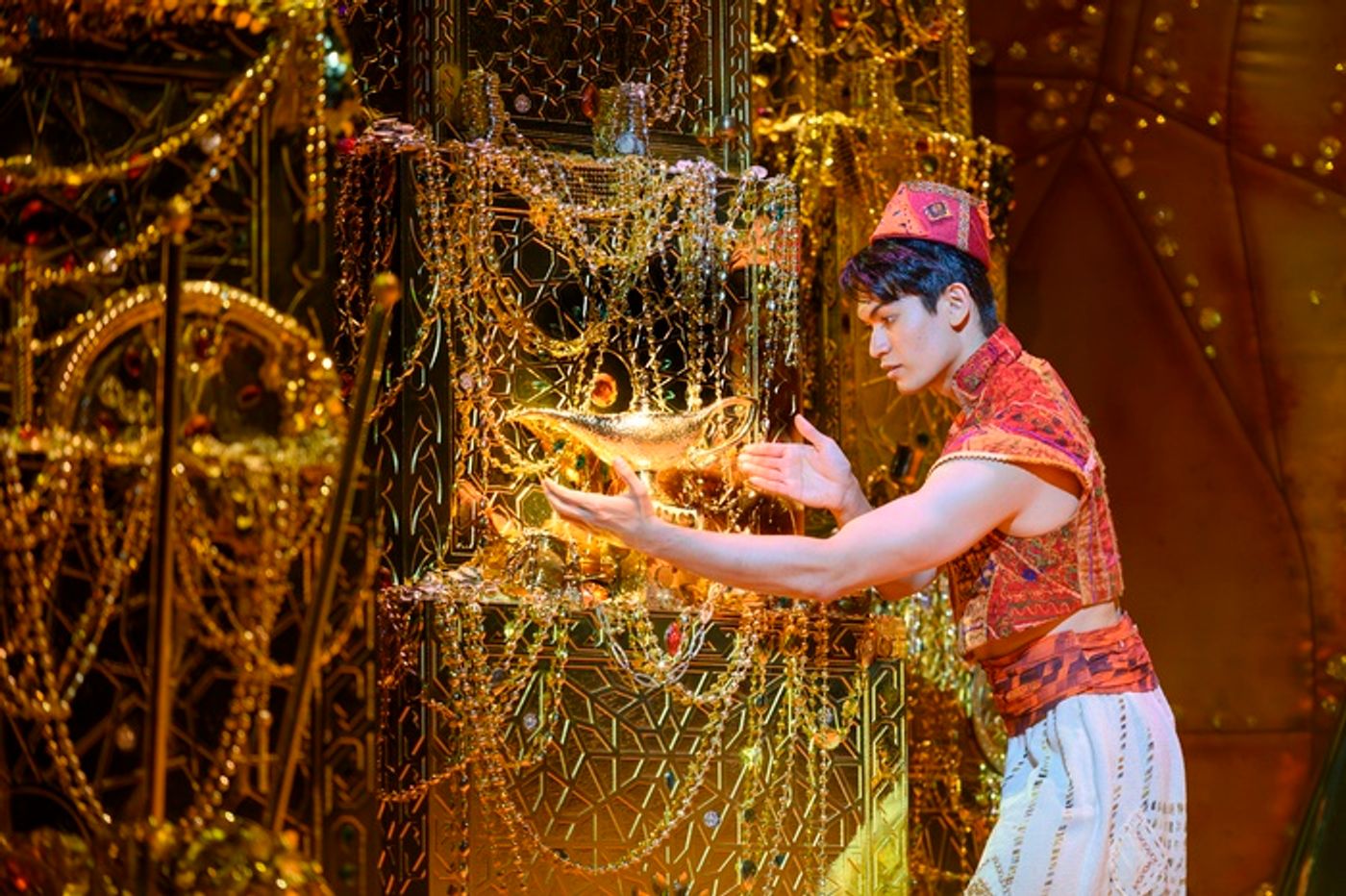 Photos: First Look at Gavin Adams, Desmonda Cathabel, Yeukayi Ushe, and More in the UK and Ireland Tour of ALADDIN  Image
