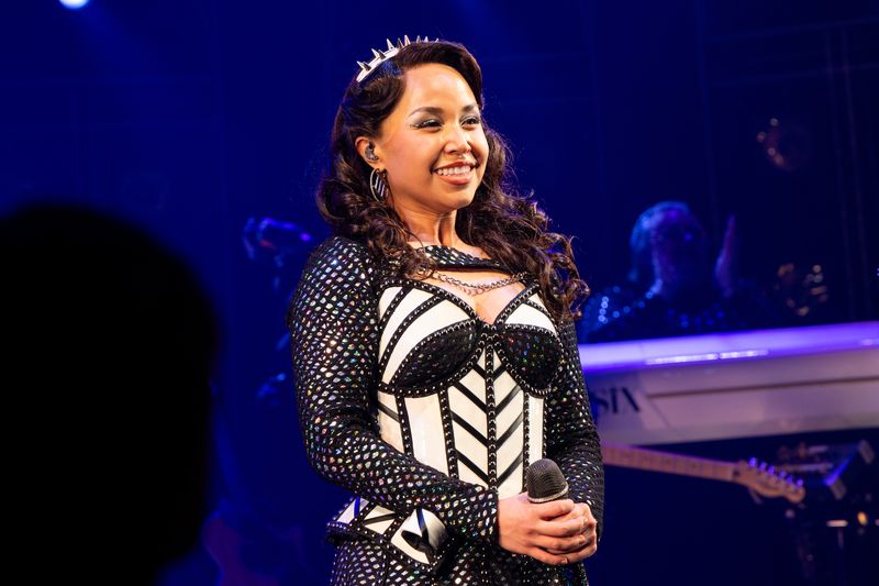 Photos: The New Queens of SIX on Broadway Take Their First Bows — photo 5 of 21