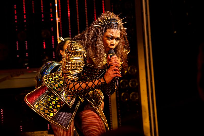 Photos: The New Queens of SIX on Broadway Take Their First Bows — photo 8 of 21