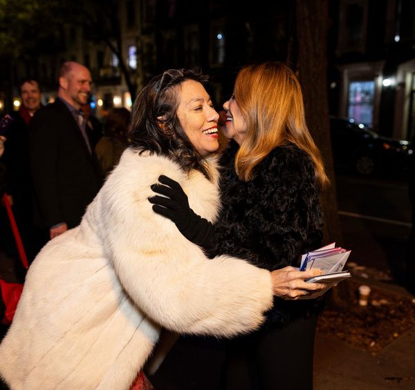 Sandra Tsing Loh greeting Marlo Thomas Photo