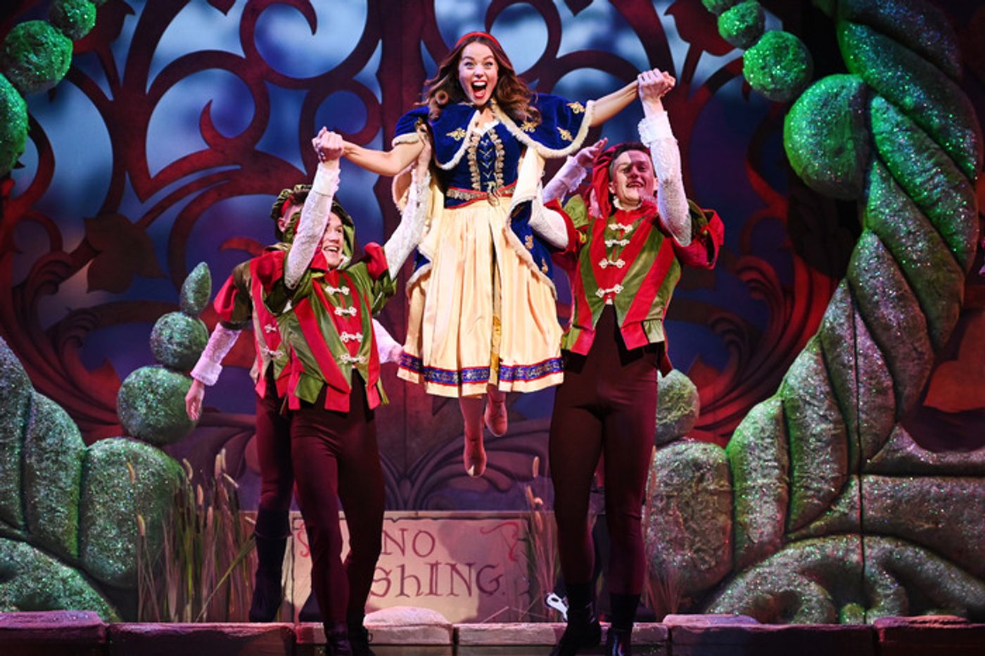 Photos: First Look At Wolverhampton SNOW WHITE Holiday Panto  Image