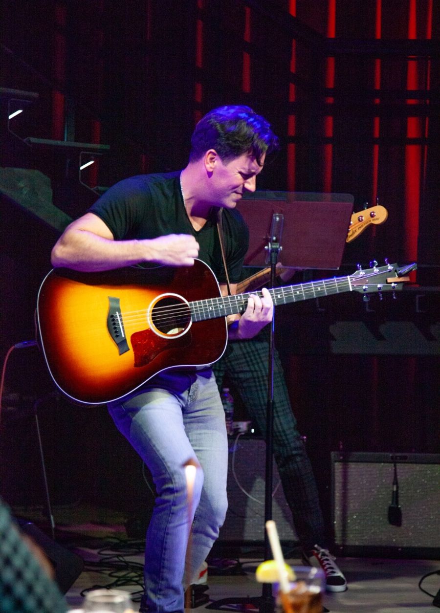 Review: Something Special In The Air As CLYDE ALVES Plays Chelsea Table + Stage Image