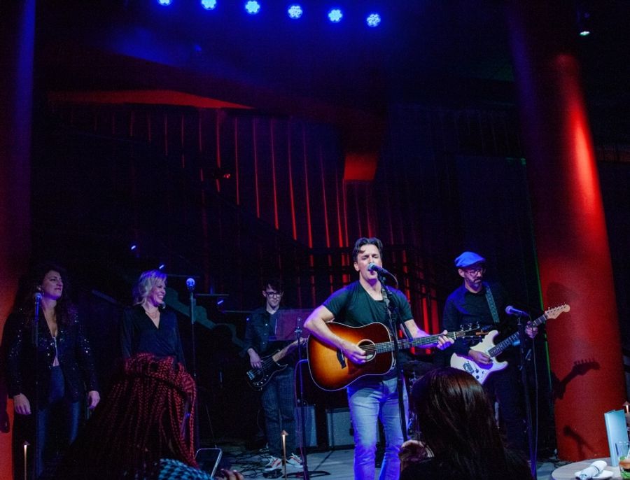 Review: Something Special In The Air As CLYDE ALVES Plays Chelsea Table + Stage Image