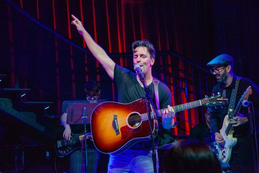 Review: Something Special In The Air As CLYDE ALVES Plays Chelsea Table + Stage Image