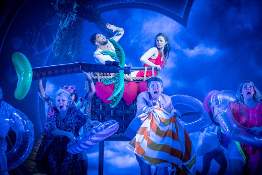Photos/Video: First Look at the UK and Ireland Tour of I SHOULD BE SO LUCKY Image