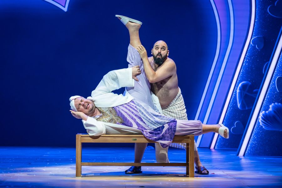 Photos/Video: First Look at the UK and Ireland Tour of I SHOULD BE SO LUCKY Image