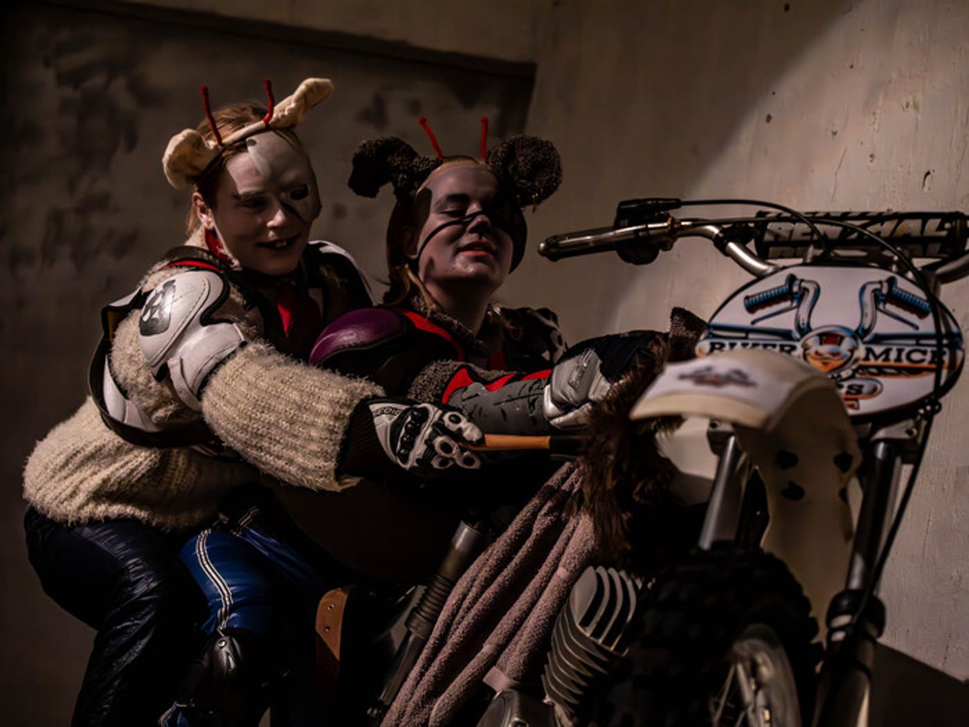 Arvio: Ylioppilasteatterin Outo Halu on immersiivinen taide-elämys, mutta kinkyä ficcikonkaria se ei kovasti kohauta  Image