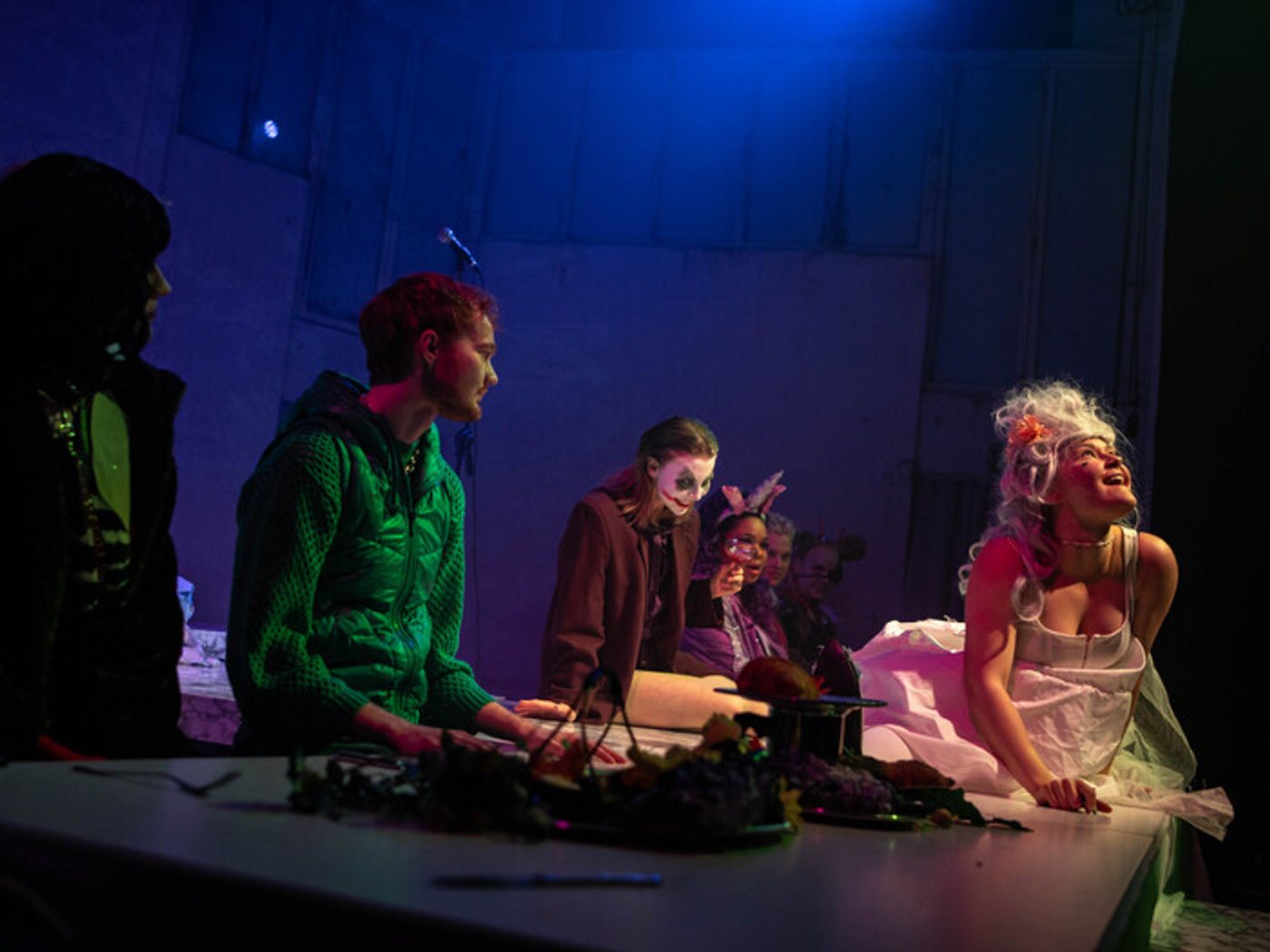 Arvio: Ylioppilasteatterin Outo Halu on immersiivinen taide-elämys, mutta kinkyä ficcikonkaria se ei kovasti kohauta  Image