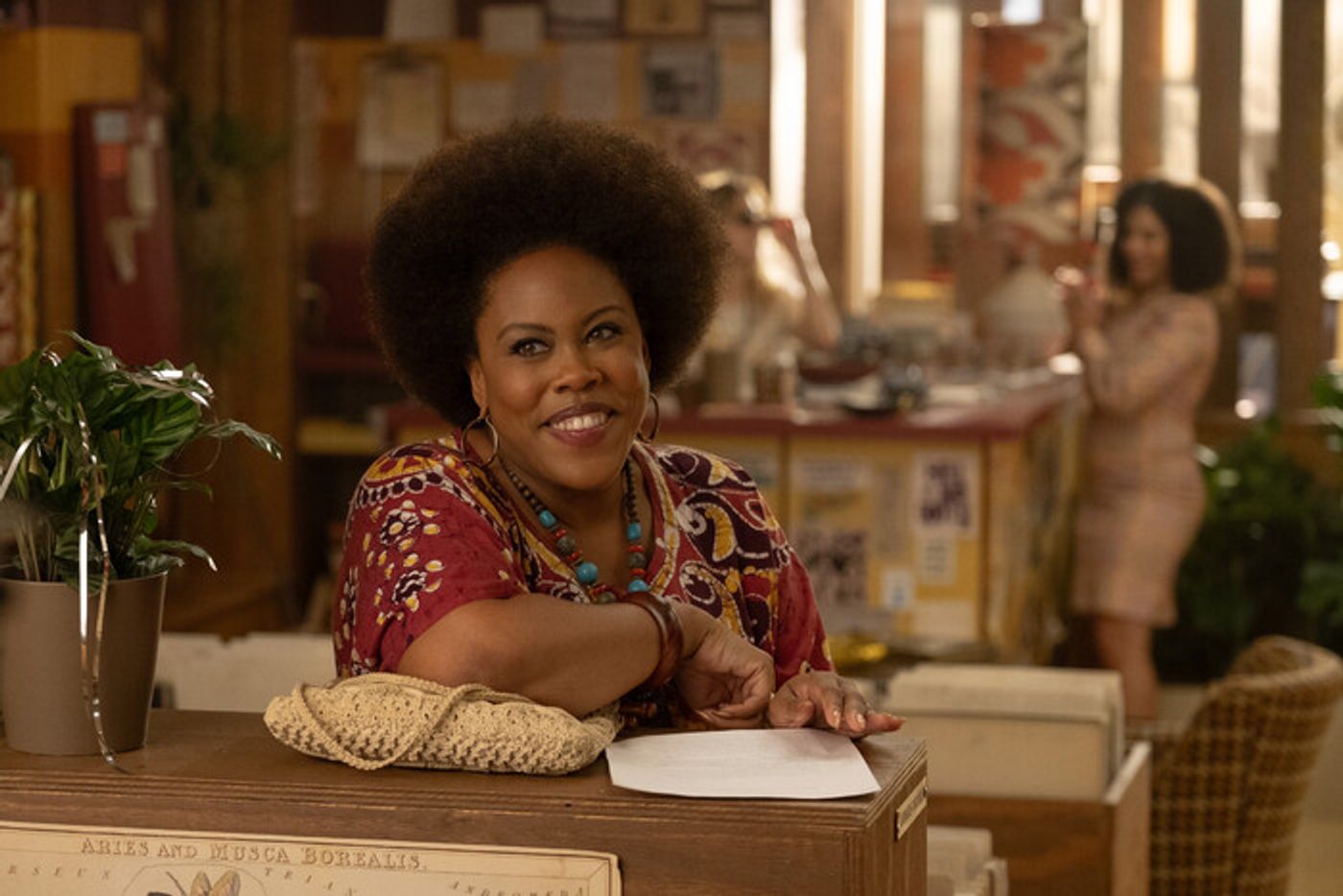 Photos: First Look at Carol Burnett, Ricky Martin & More in Apple's PALM ROYALE Series  Image