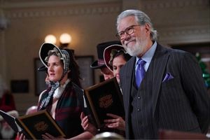 John Larroquette as Dan Fielding Photo