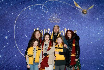 Dan Fogler, Betsy Kaplan, Zoe Kaplan, Shari Fogler, Edie Fogler and Franny Fogler  Photo