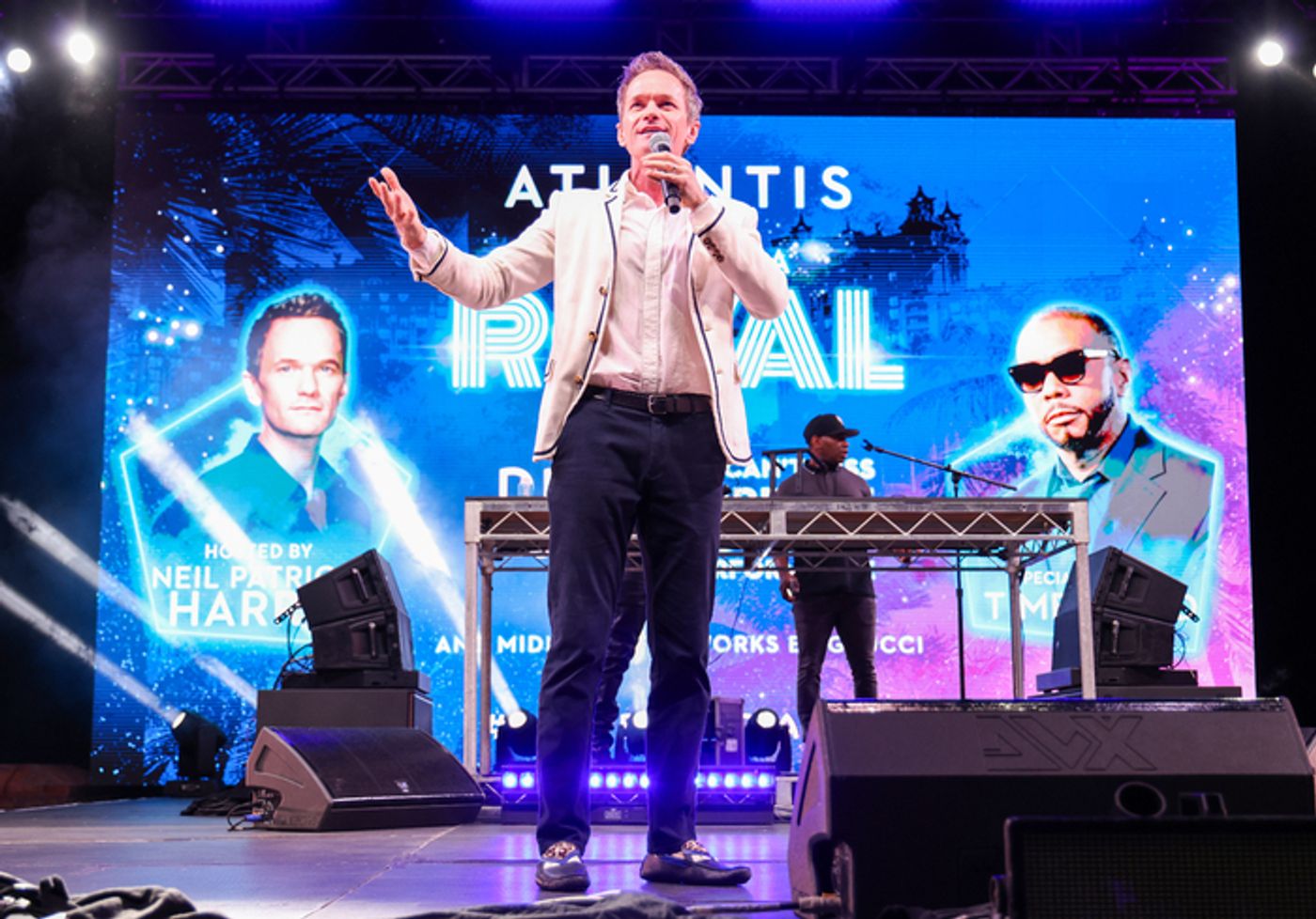 Photos: Neil Patrick Harris Hosts Atlantis New Year's Eve Celebration With Maroon 5, Nelly & More  Image