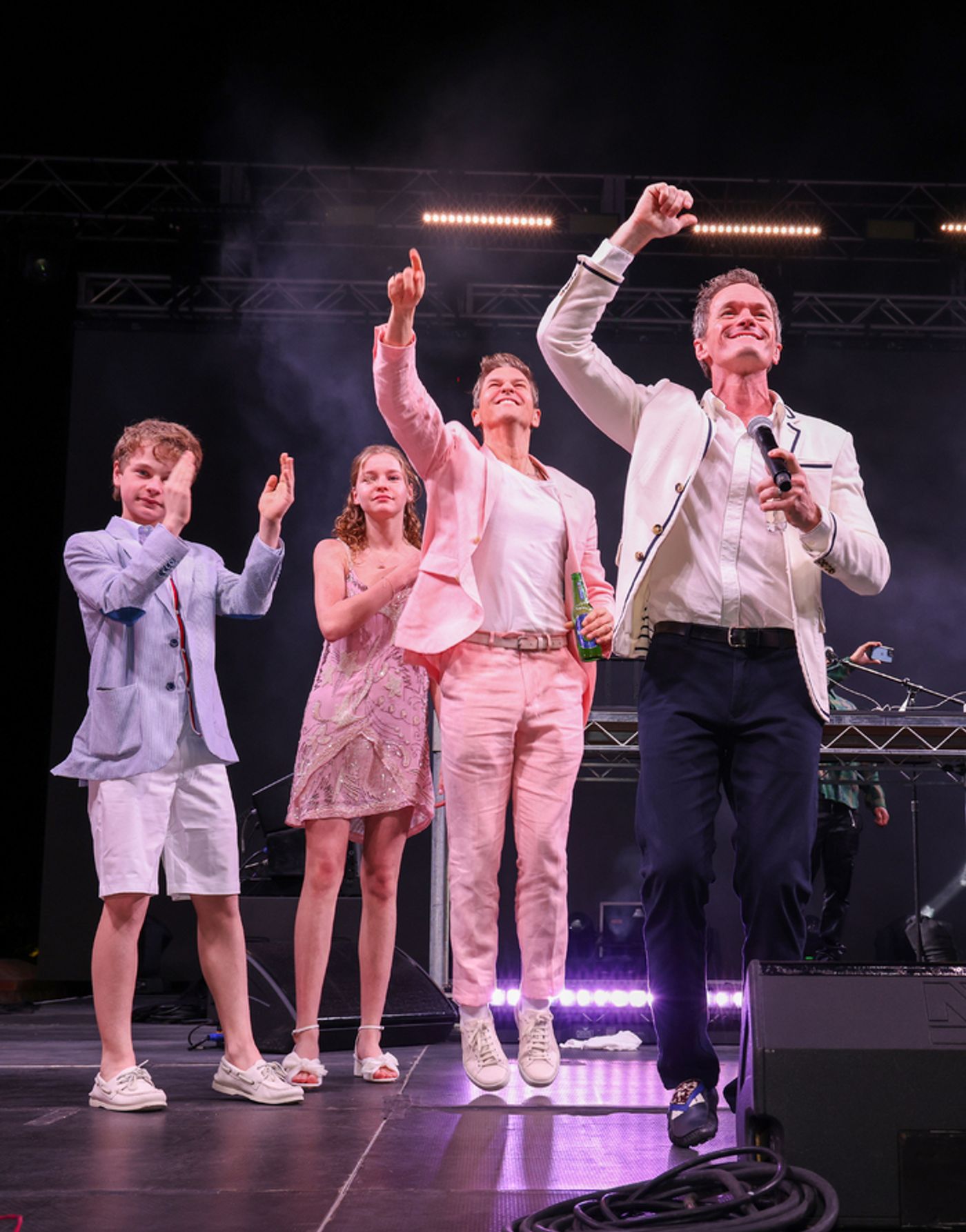 Photos: Neil Patrick Harris Hosts Atlantis New Year's Eve Celebration With Maroon 5, Nelly & More  Image