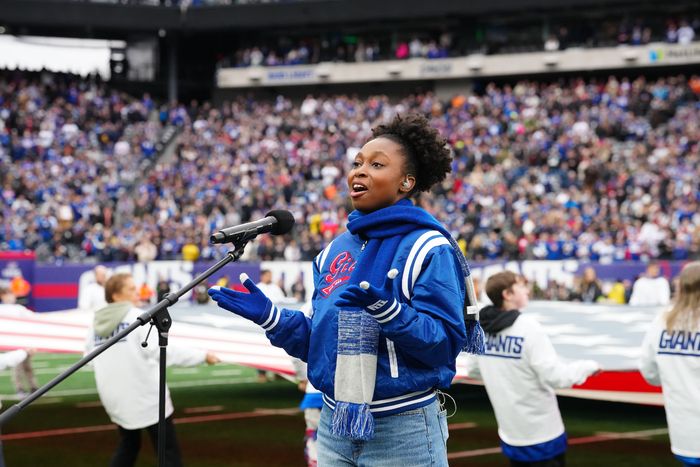Photos & Video: THE WIZ's Nichelle Lewis Sings the National Anthem at the New York Giants Game — photo 4 of 4