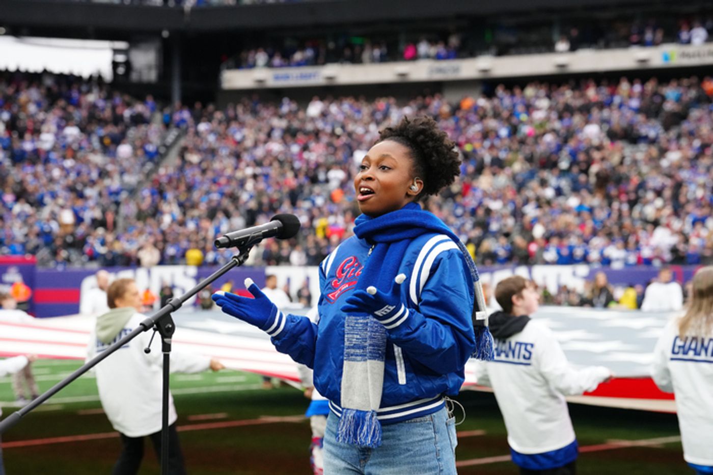 Photos & Video: THE WIZ's Nichelle Lewis Sings the National Anthem at the New York Giants Game  Image
