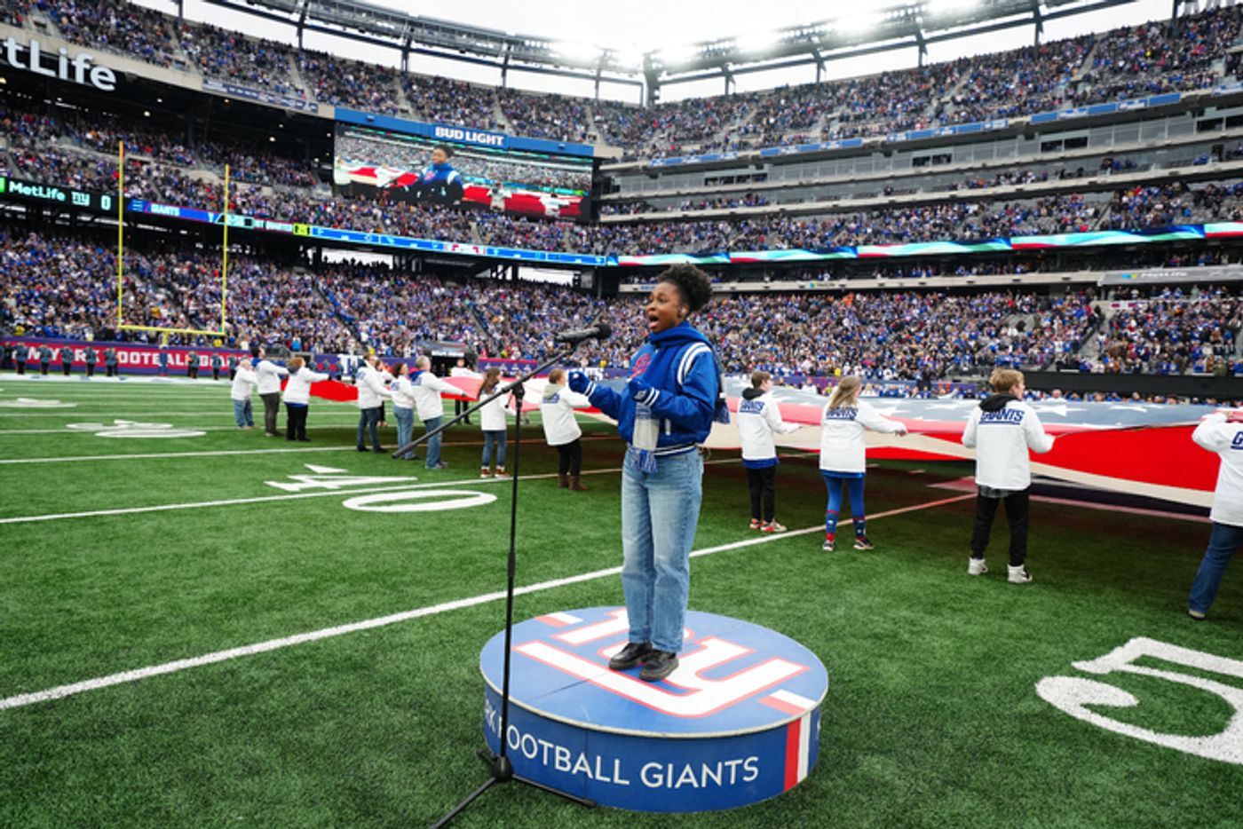 Photos & Video: THE WIZ's Nichelle Lewis Sings the National Anthem at the New York Giants Game  Image