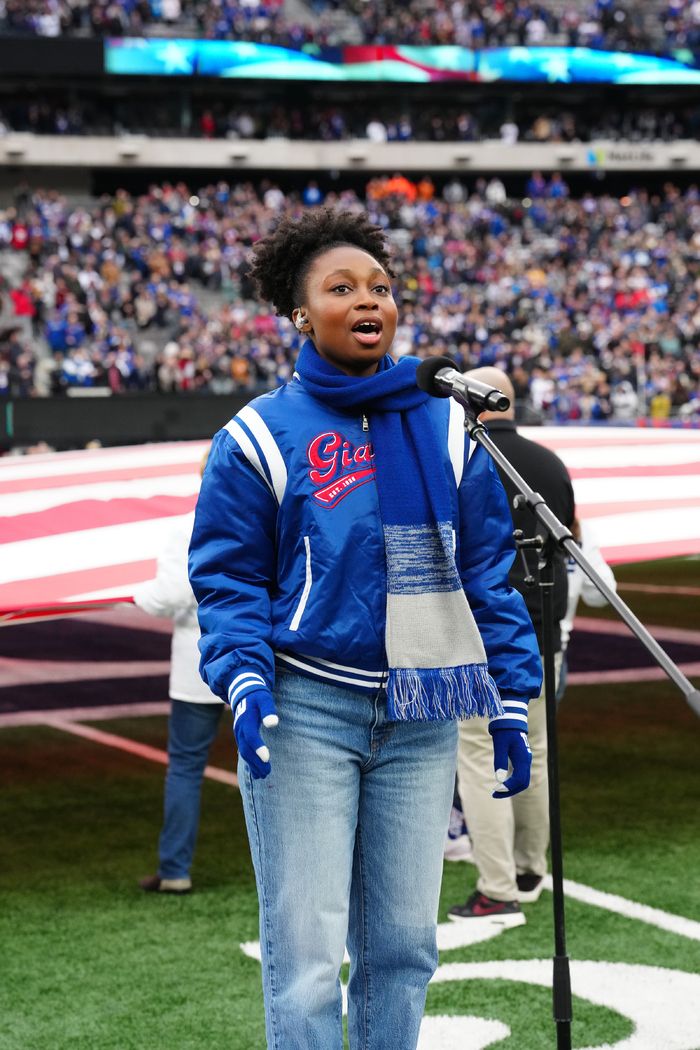 Photos & Video: THE WIZ's Nichelle Lewis Sings the National Anthem at the New York Giants Game — photo 2 of 4
