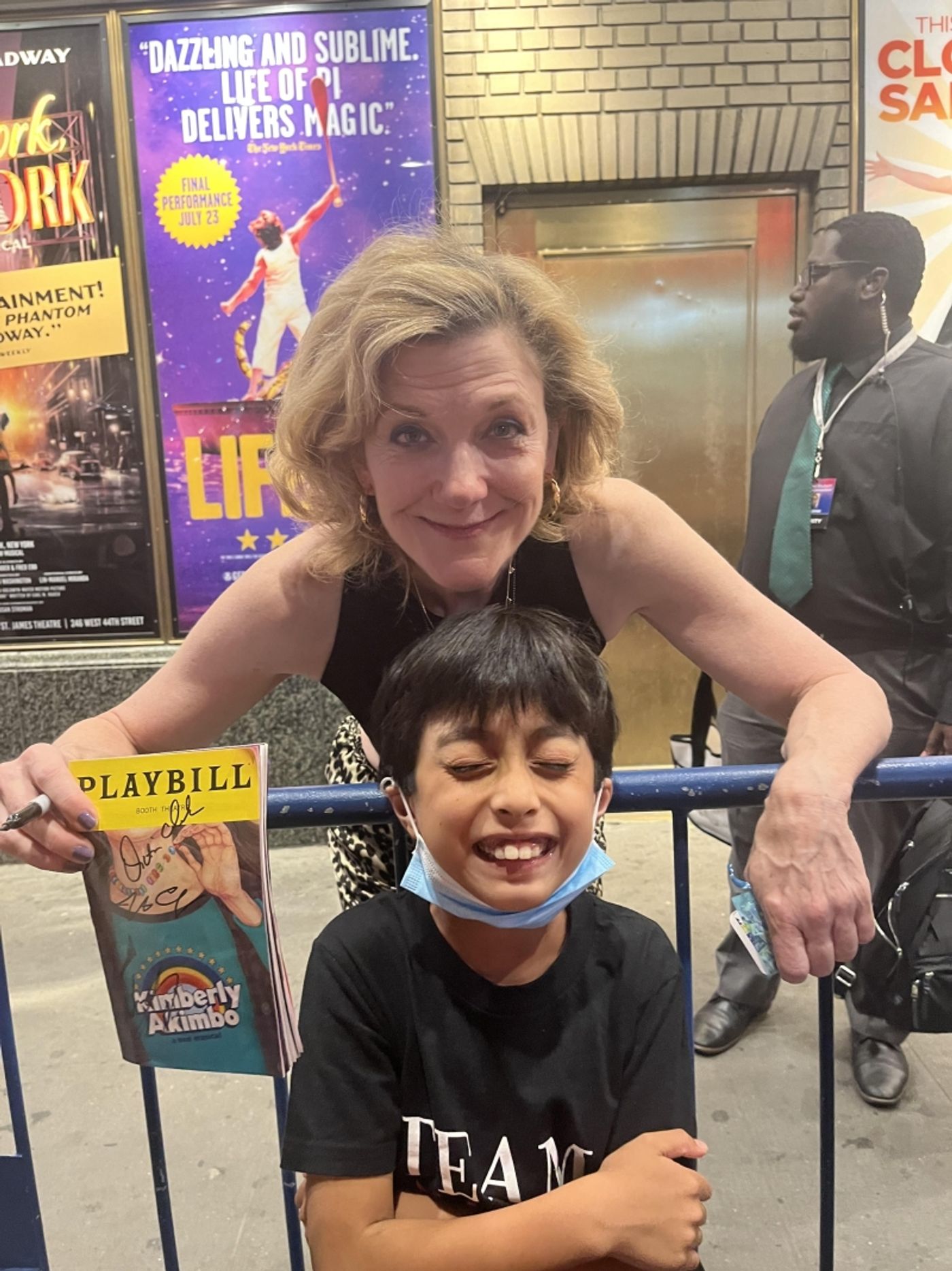 How Did Actors Behave at the Stage Doors of Last Year's Musicals?  Image