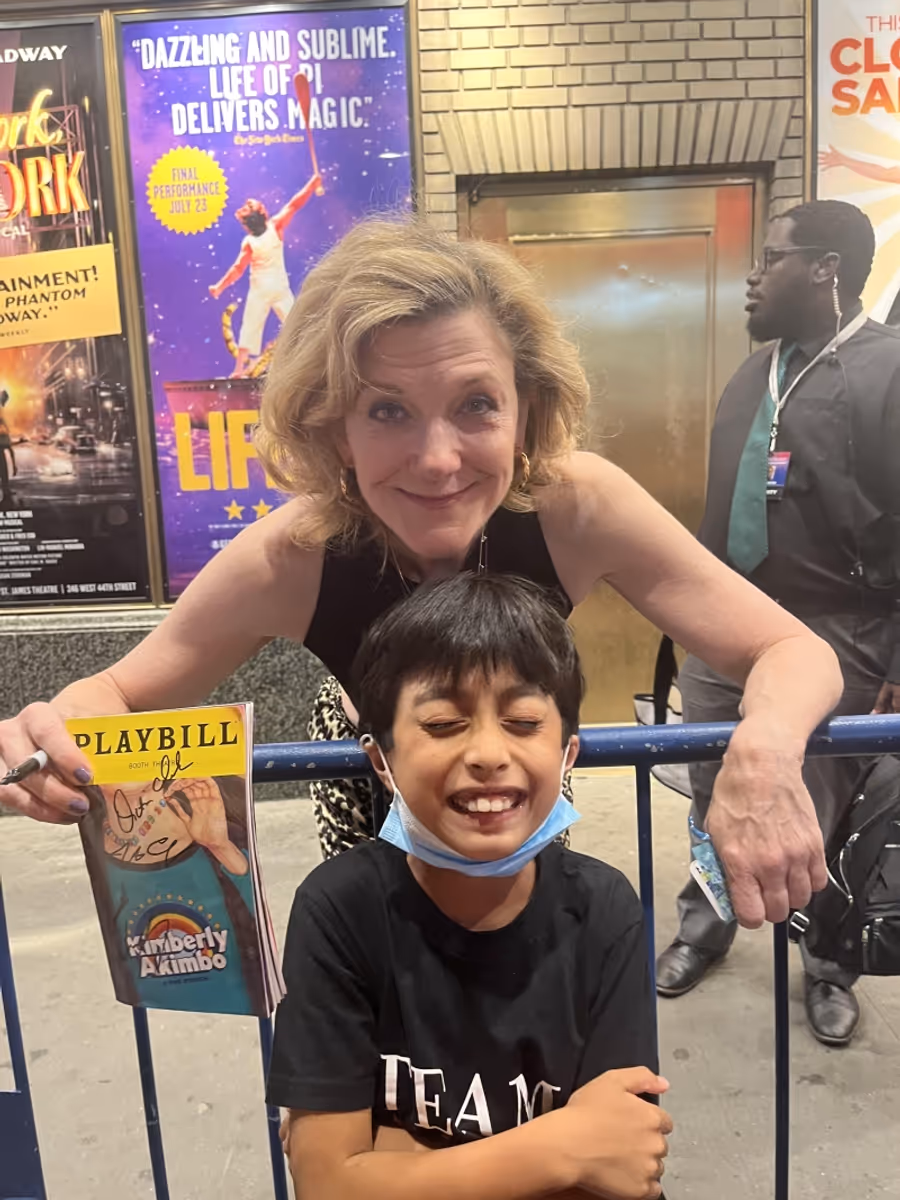 How Did Actors Behave at the Stage Doors of Last Year's Musicals? Image